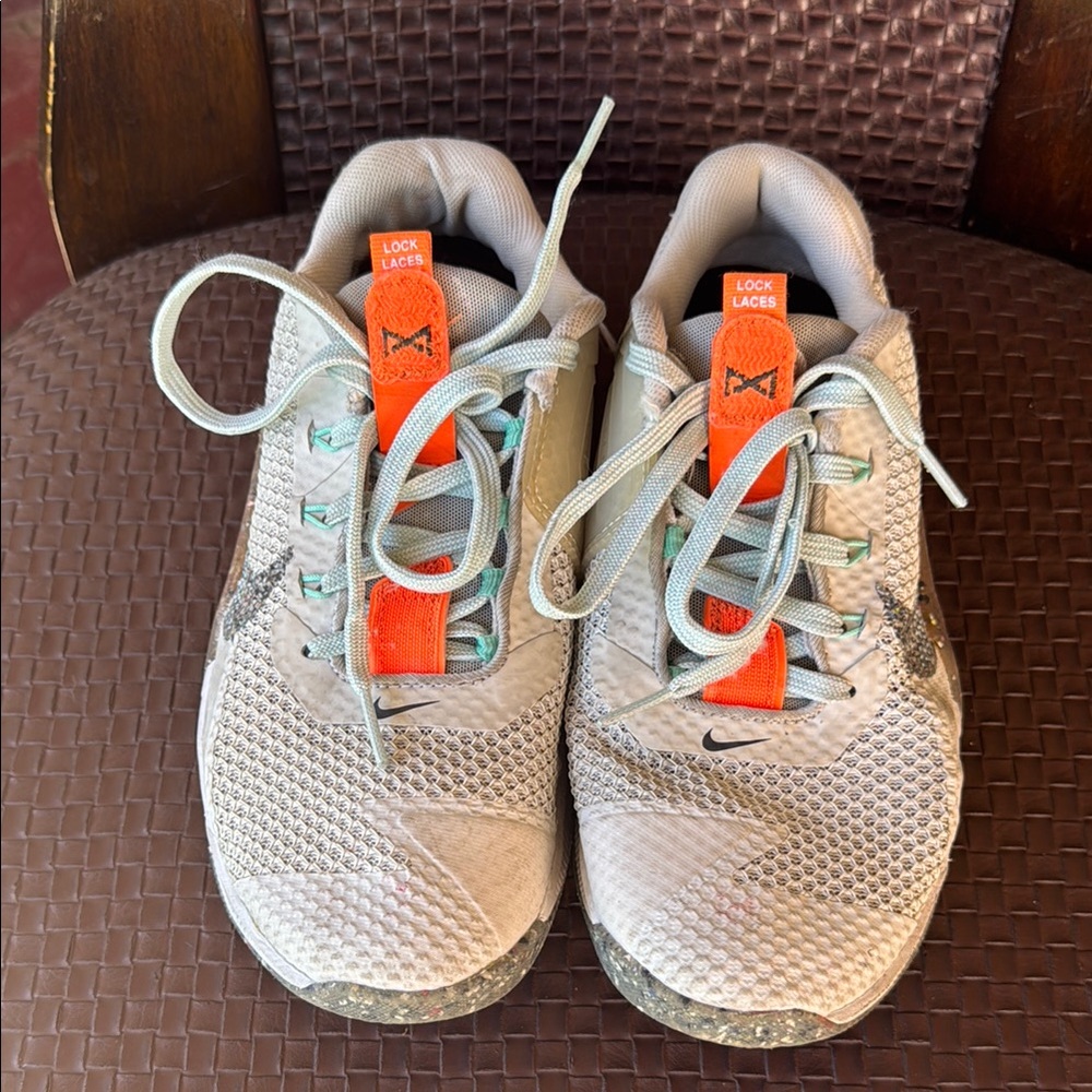 Nike hyperlift shoes